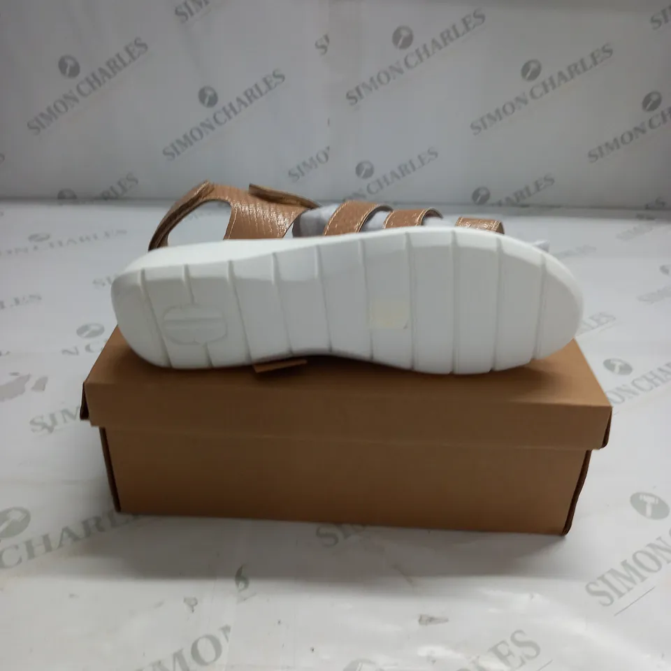 BOXED PAIR OF CUSHION WALK ONE TOUCH CLOSE SANDALS IN TAN - SIZE 7