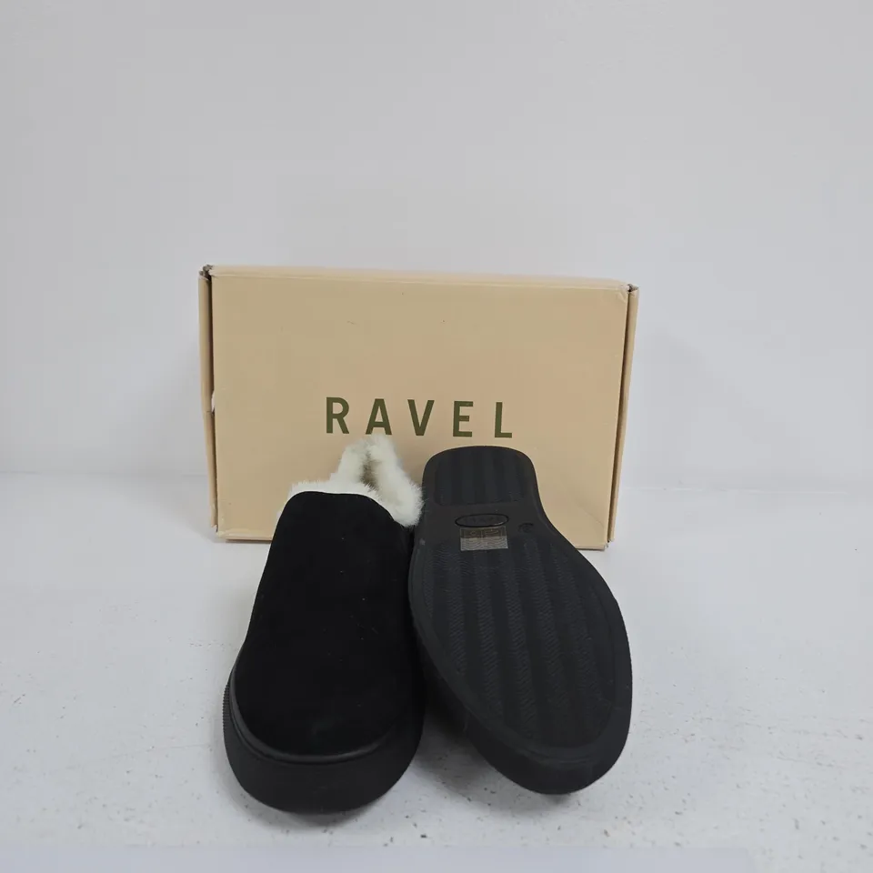 RAVEL BLACK FAUX-FUR LINED SLIPPERS – WOMEN’S INDOOR FOOTWEAR SIZE 8