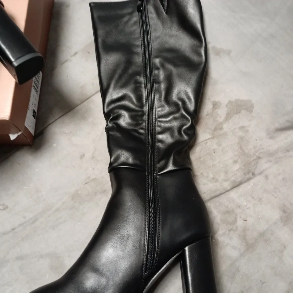 BOXED XY LONDON BLACK SYNTHETIC LEATHER KNEE-HIGH BOOTS – UK 5 (EU 38)