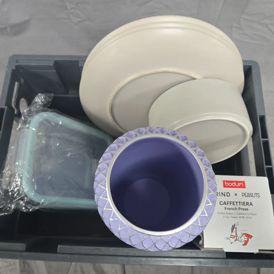 APPROXIMATELY 5 ASSORTED HOUSEHOLD ITEMS TO INCLUDE BODUM FRENCH PRESS, M&S PLATES, GLASS FOOD STORAGE TUBS, ETC - COLLECTION ONLY