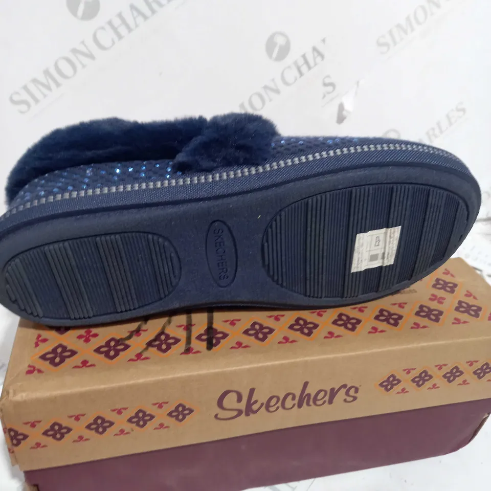 BOXED PAIR OF SKECHERS COZY SLIPPERS IN NAVY SIZE 4.5