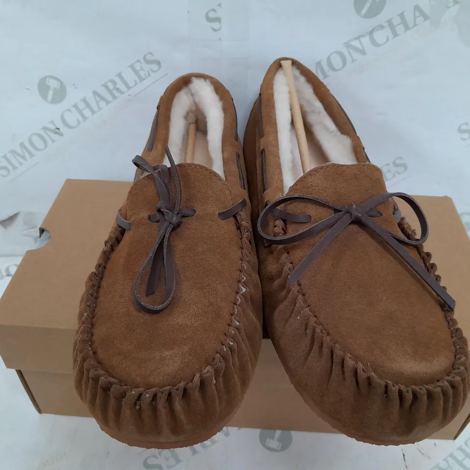 BOXED PAIR OF THE HOUSE OF BRUAR MENS SHEEPSKIN MOCCASINS IN CHESTNUT - SIZE 10
