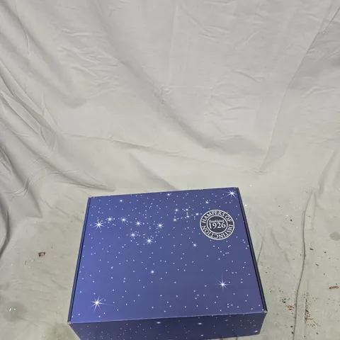 HAMPERS OF DISTINCTION GIFT HAMPER β ASSORTED CHRISTMAS TREATS