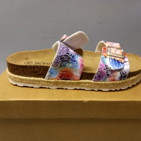 BOXED PAIR OF BONOVA FLORAL SANDLE SIZE 6