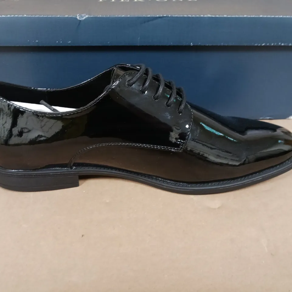 BOXED PAIR OF PIER ONE BLACK MENS SHOES - UK 9