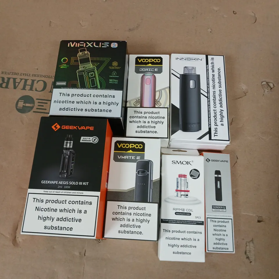 APPROXIMATELY 20 VAPES, E-CIGARETTES & ACCESSORIES TO INCLUDE - FREEMAX MAXUS 3 - GEEKVAPE AEGIS SOLO 3 KIT - VOOPOO DORICE - ETC