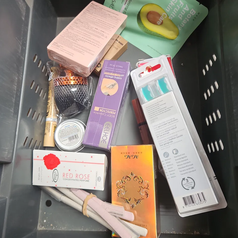 APPROXIMATELY 20 ASSORTED HEALTH & BEAUTY PRODUCTS TO INCLUDE - KERASTASE PRE-SHAMPOO TREATMENT - SHISEIDO SUNCARE STICK - BARE MINERALS ANTI-AGE CREAM - ETC
