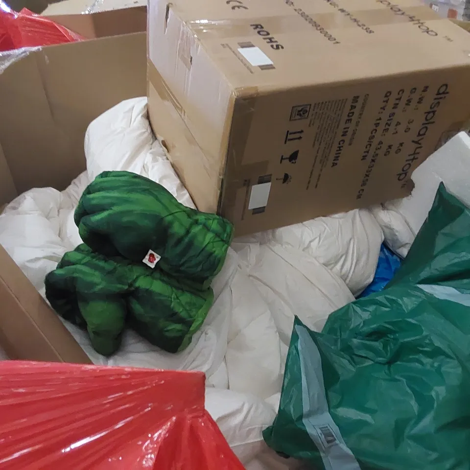 PALLET CONTAINING ASSORTED HOUSEHOLD PRODUCTS INCLUDING KIDS HULK GLOVES, DUVET, HAIR DRYER ETC
