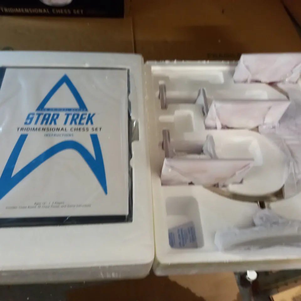 BOXED STAR TREK TRIDIMENSIONAL CHESS SET 