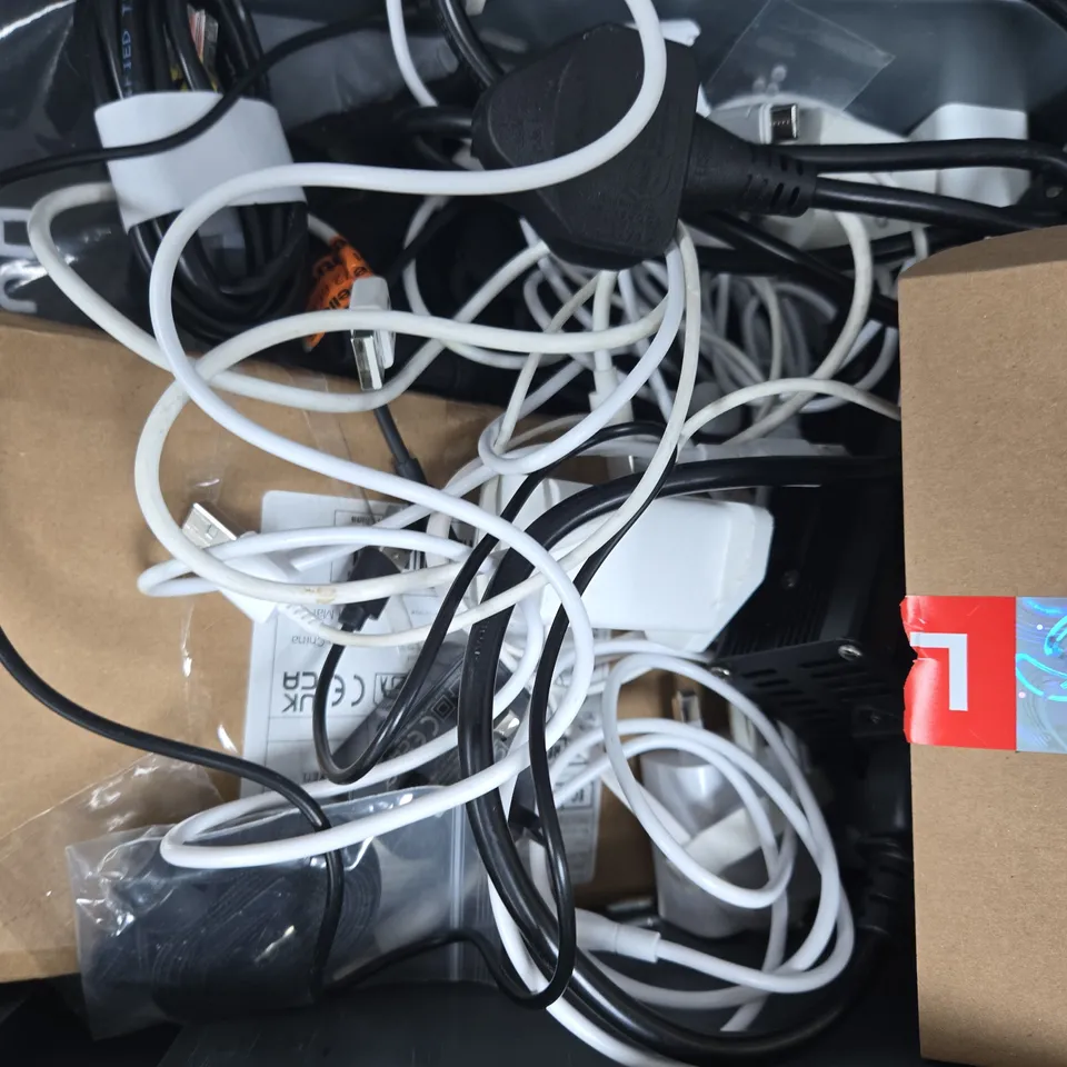 APPROXIMATELY 10 ASSORTED ELECTRICAL ITEMS TO INCLUDE POWER ADAPTERS AND ASSORTED CABLES, ETC