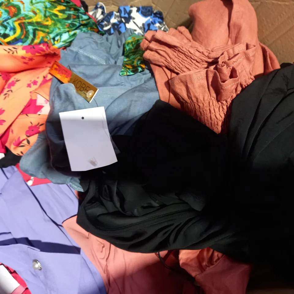 BOX OF APPROXIMATELY 15 ASSORTED CLOTHING ITEMS IN VARIOUS STYLES AND SIZES TO INCLUDE BRENDA EDWARDS, WHITE STUFF, ETC