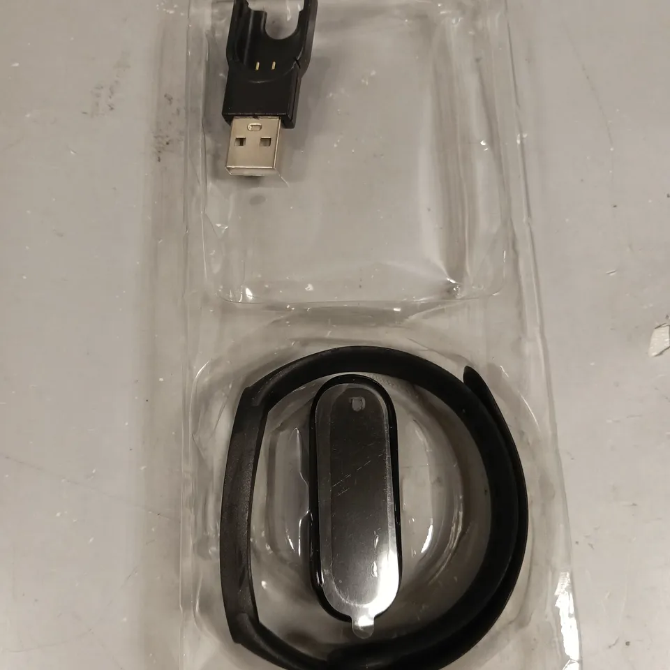 BOXED M5 SMART FITNESS TRACKING SMARTWATCH 