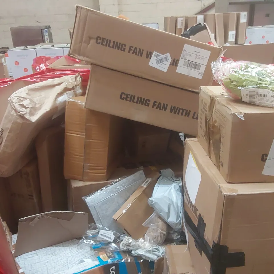 PALLET CONTAINING A LARGE QUANTITY OF ASSORTED ITEMS INCLUDING: MATTRESS TOPPER, CEILING FAN LIGHTS, BLINDS ECT
