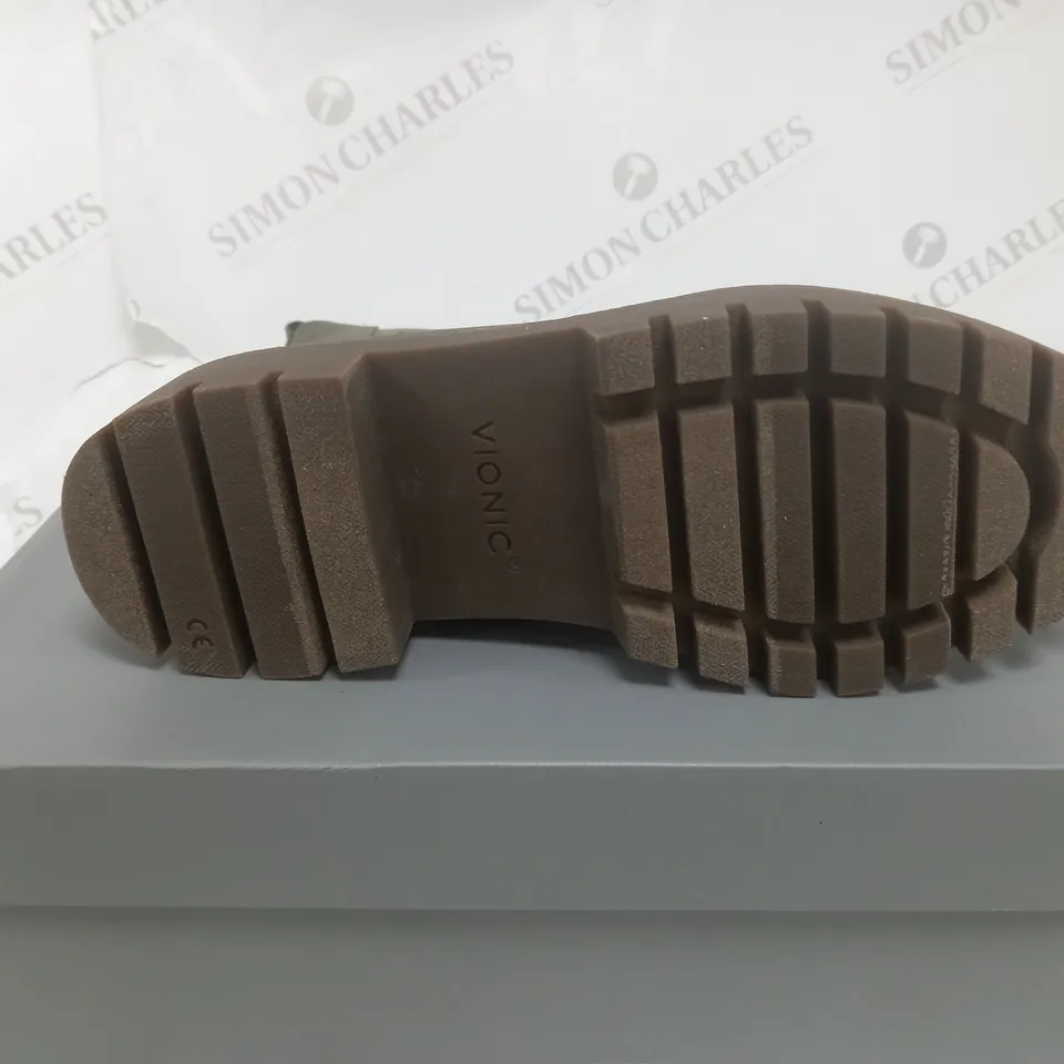 BOXED VOINIC KARSEN AMK BOOTS IN KHAKI - SIZE 7