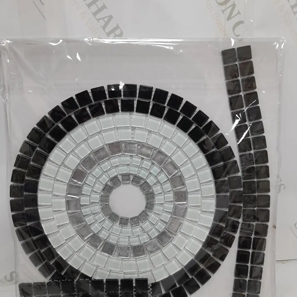 HYDRIA MOSAIC BLACK & WHITE