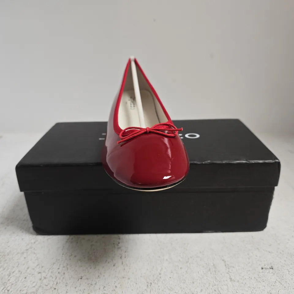 BOXED PAIR OF REPETTO BLOCK HEEL SHOE SIN RED SIZE EU 40