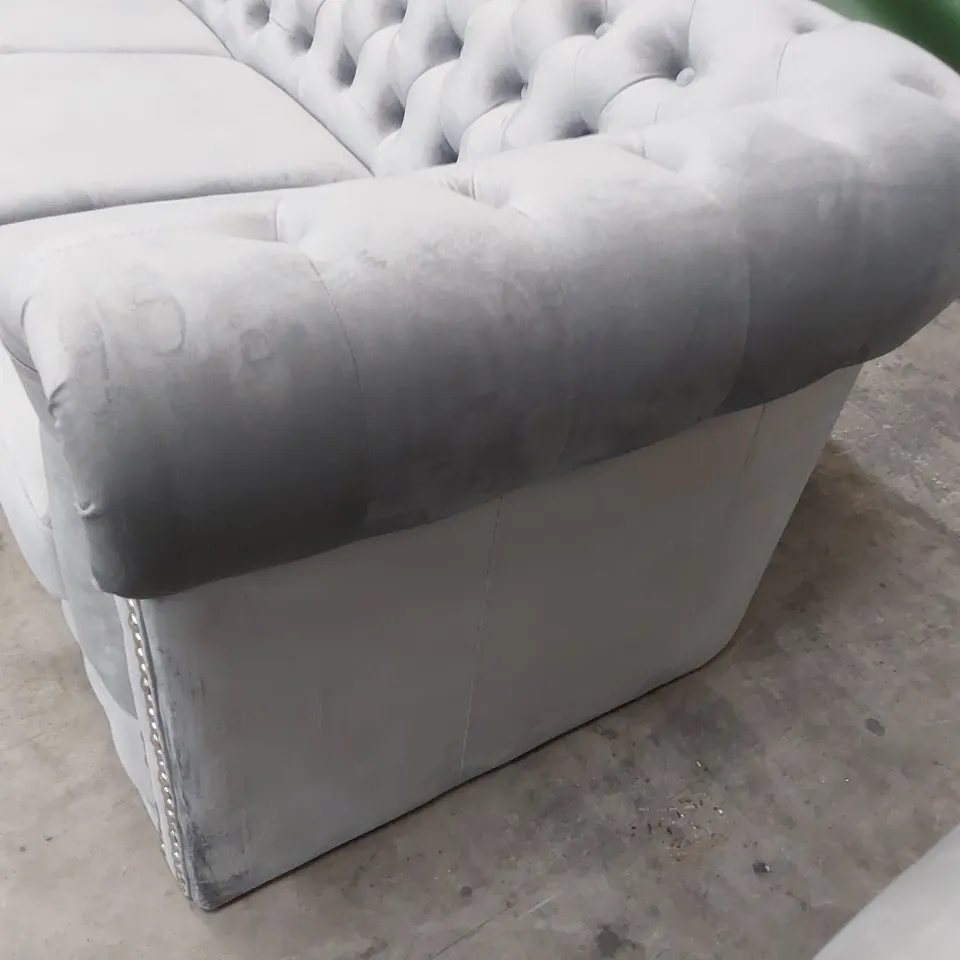 DESIGNER THREE SEATER CHESTERFIELD SOFA SILVER PLUSH FABRIC WITH STUDDED DETAIL 