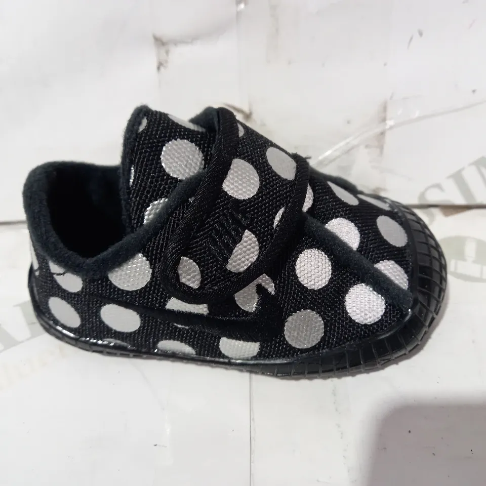 BOXED PAIR OF NIKE WAFFLE 1 PRINT BABY SHOES IN BLACK/WHITE UK SIZE 2.5