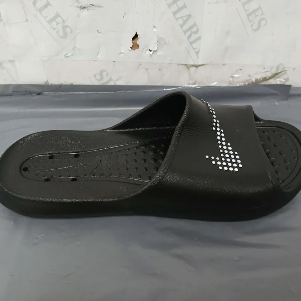 PAIR OF NIKE FOAM SLIDERS SIZE UNSPECIFIED