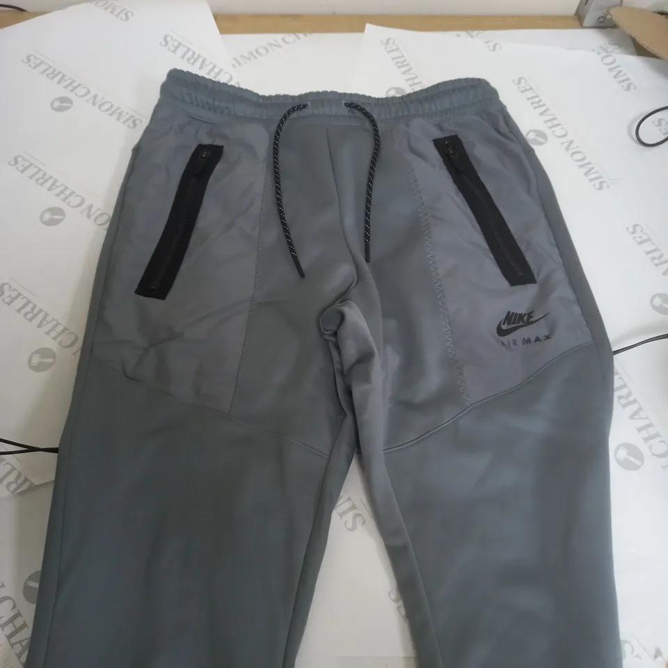 NIKE AIR MAX TRACKSUIT PANTS IN GREY - M