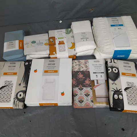 APPROXIMATELY 8 ASSORTED HOUSEHOLD ITEMS TO INCLUDE VARIOUS BEDDING IN VARIOUS SIZES AND STYLES