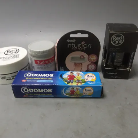 APPROXIMATELY 20 ASSORTED COSMETIC PRODUCTS TO INCLUDE - RED ONE HAIR POWDER - SUDOCREM - WILKINSON SWORD INTUITION BLADES - ETC