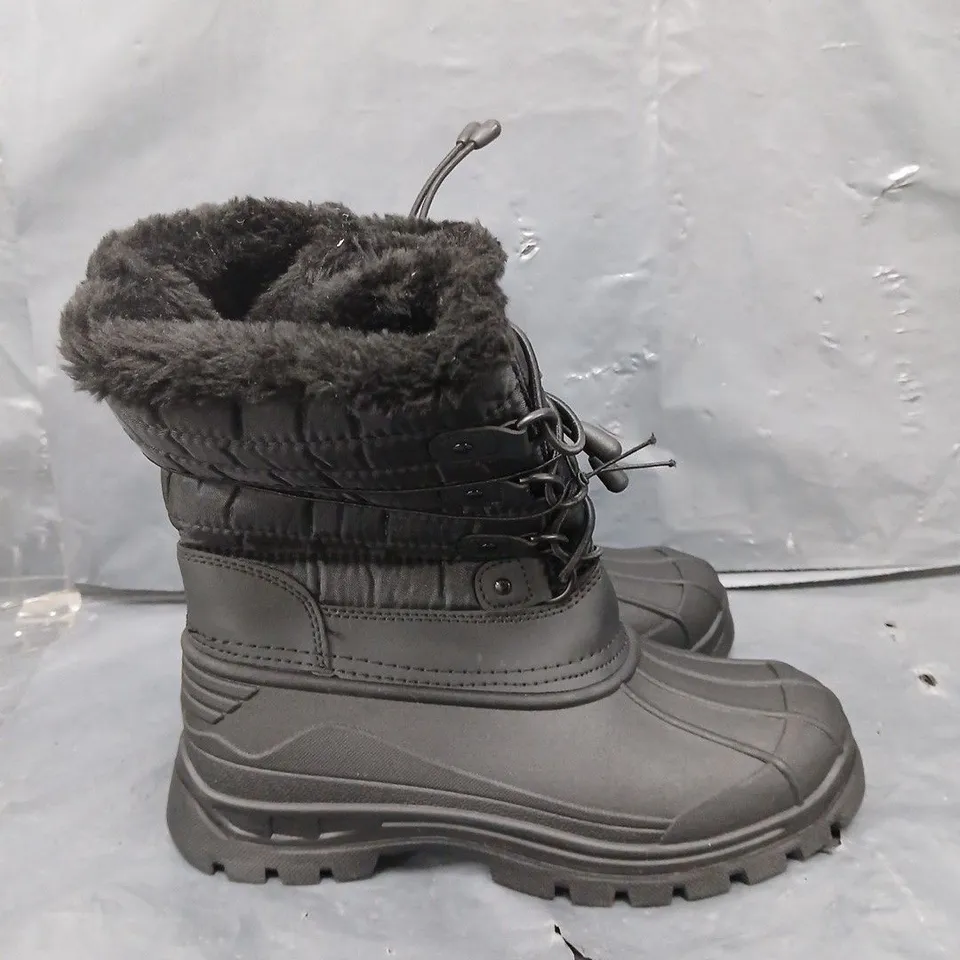 PAIR OF MOUNTAIN WAREHOUSE WHISTLER WOMENS ADAPTIVE SNOW BOOTS - 4