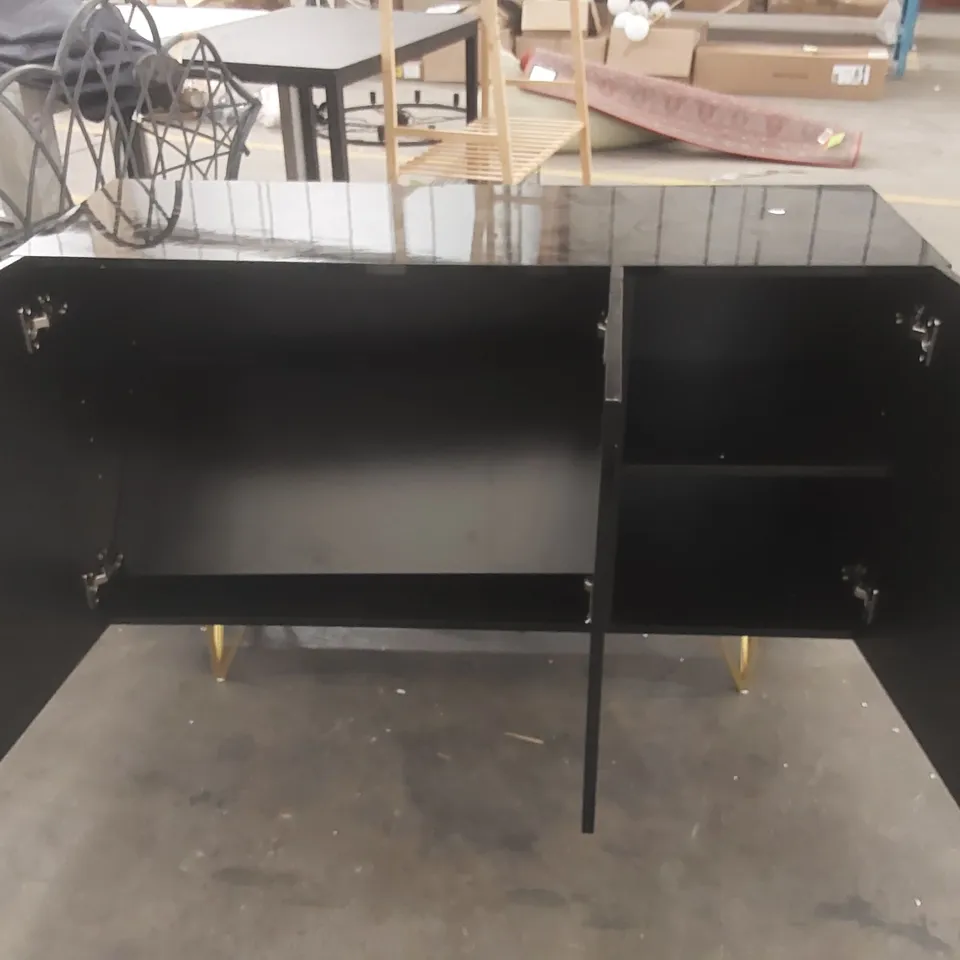 WOODEN GLOSS BLACK HOMCOM 3 DOOR CABINET