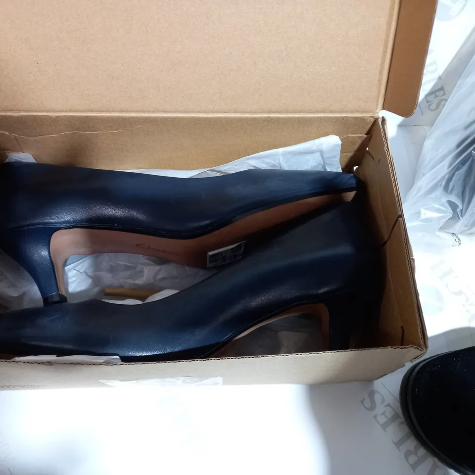 LOT OF APPROX 4 ASSORTED SHOES VARYING IN SIZE/STYLE/COLOUR