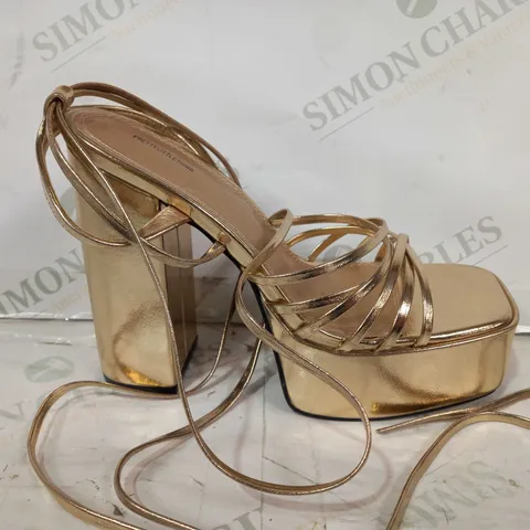 BOXED PAIR OF PRETTY LITTLE THING OPEN TOE PLATFORM BLOCK HEELS IN METALLIC GOLD UK SIZE 5