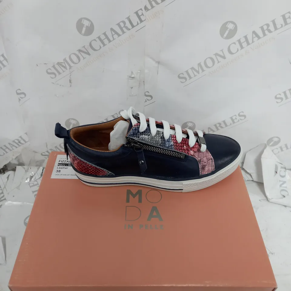 BOXED PAIR OF MODA IN PELLE NAVY "SNAKE" LEATHER TRAINER SIZE 5