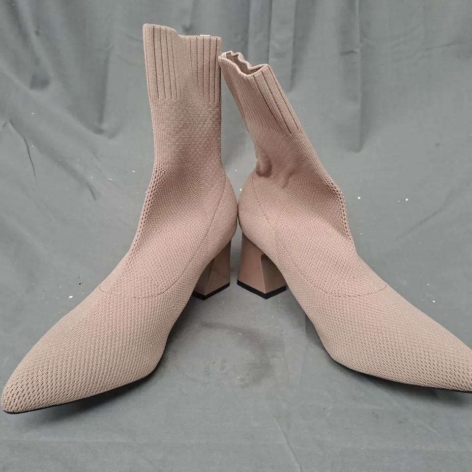 BOXED PAIR OF DESIGNER BLOCK HEEL SHOES IN TAN EU SIZE 42