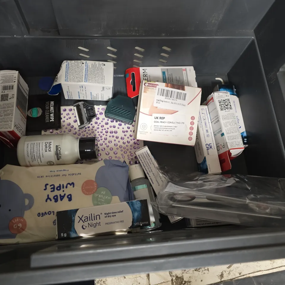 LOT OF APPROXIMATELY 20 ASSORTED HEALTH AND BEAUTY ITEMS TO INCLUDE TERRY TEA TO TAN, MARVIS TOOTHPASTE AND GARNIER BRIGHTENING FLUID