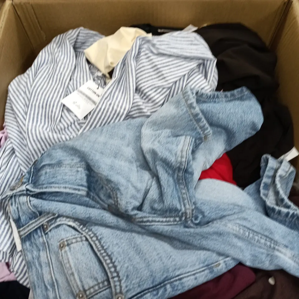 BOX OF APPROXIMATELY 25 ASSORTED CLOTHING ITEMS IN VARIOUS STYLES , COLOURS AND SIZES 