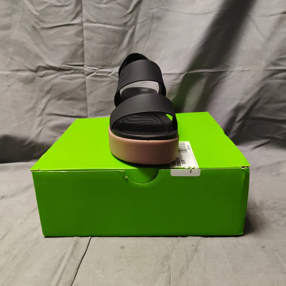 BOXED PAIR OF CROCS BROOKLYN LOW WEDGE OPEN TOE SANDALS IN BLACK/MUSHROOM UK SIZE 5