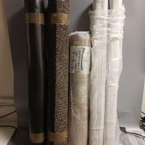 LOT OF 5 ASSORTED HOUSEHOLD ITEMS TO INCLUDE 2 WHITE PRIVACY/GARDEN SCREENS, RUBBER BOTTOM FLOOR MAT, SHAGGY ABASEEN SOFT TOUCH CARPETS (60 X 110CM).