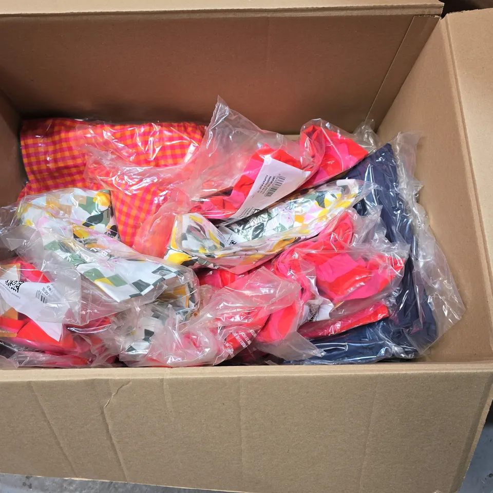 LOT OF APPROXIMATELY 20 ASSORTED BRAND NEW REGATTA AND DARE2BE CLOTHING ITEMS