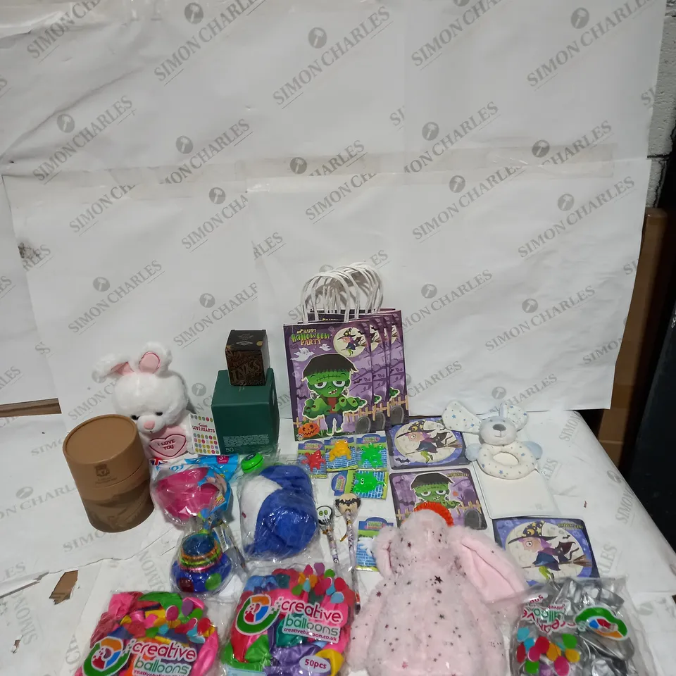 LOT OF ASSORTED TOYS AND GAMES TO INCLUDE JIGSAWS, TEDDIES AND PARTY ACCESSORIES