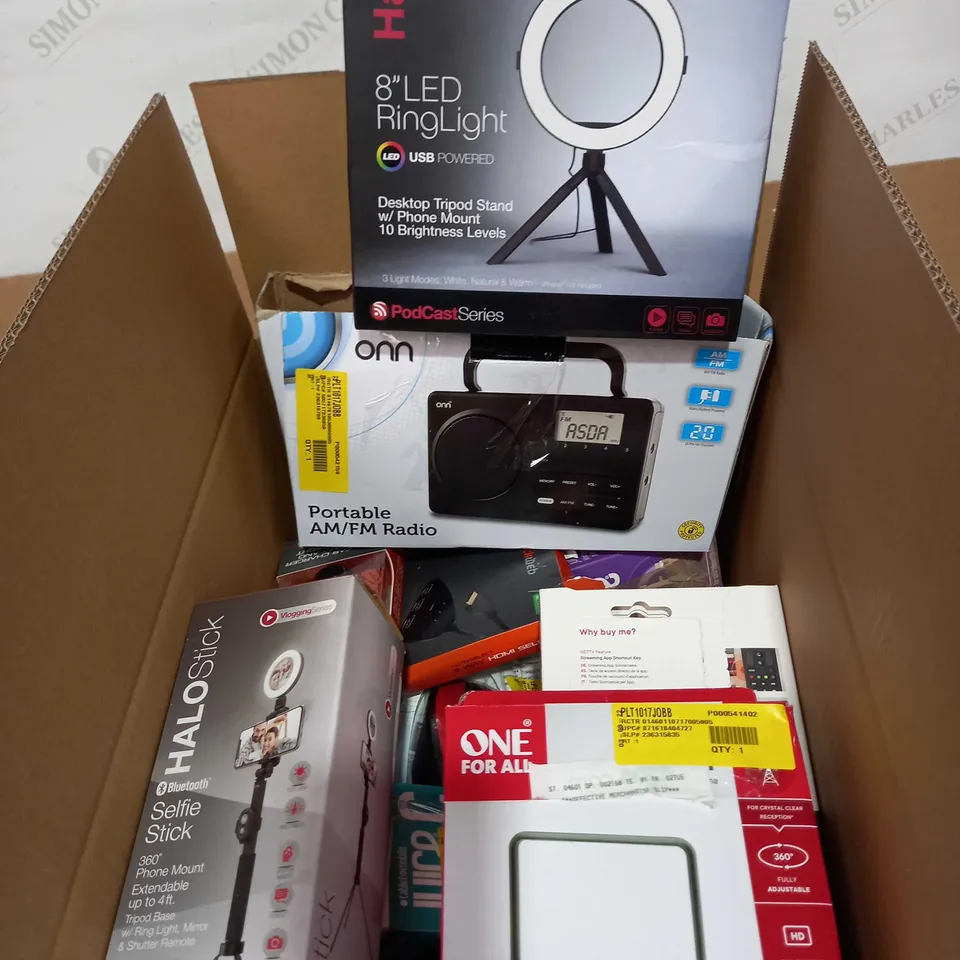 LOT OF APPROX. 20 ASSORTED ITEMS INCLUDING USB CABLES, INDOOR AERIALS, SELFIE STICK