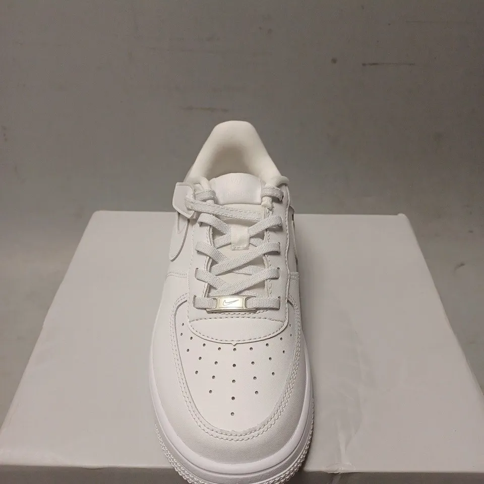 BOXED PAIR OF NIKE AIR FORCE 1 LOW EASYON TRAINES - UK SIZE 2