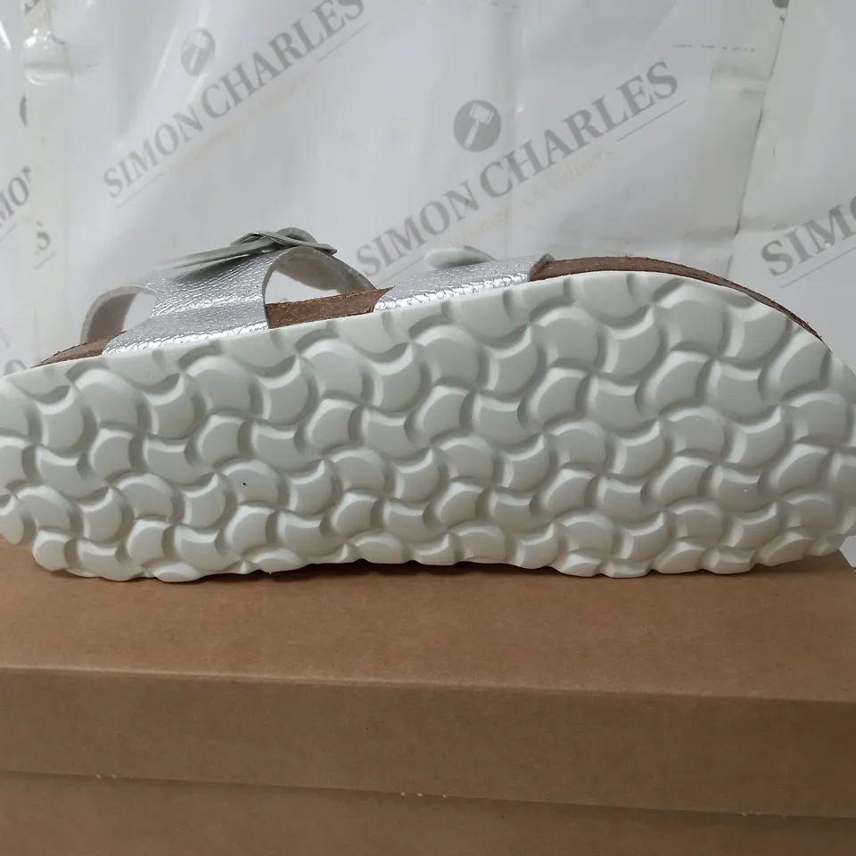 BOXED BONOVA SANDALS IN SILVER AND WHITE COLOUR SIZE 7