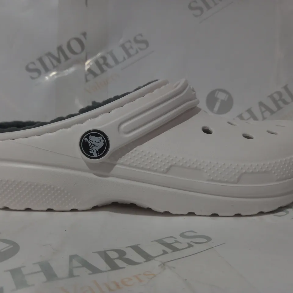 PAIR OF CROCS CLASSIC KIDS LINED CLOGS IN WHITE UK SIZE J4