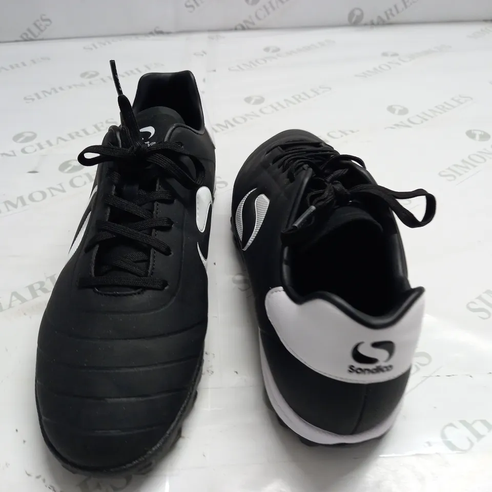 SONDICO BLACK SPORTS TRAINERS - UK 9 