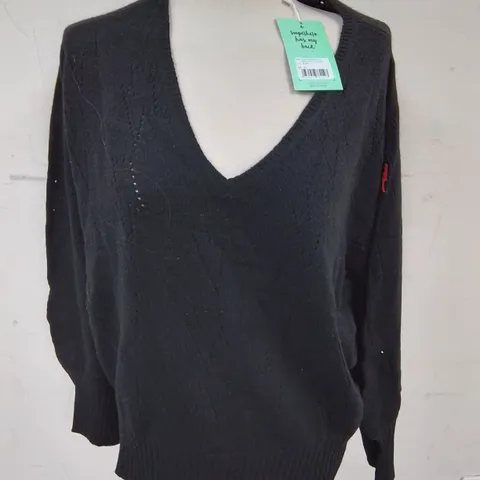 SCAMP AND DUDE ADULTS POINTEDLY V-NECK KNITTED JUMPER IN BLACK - 20