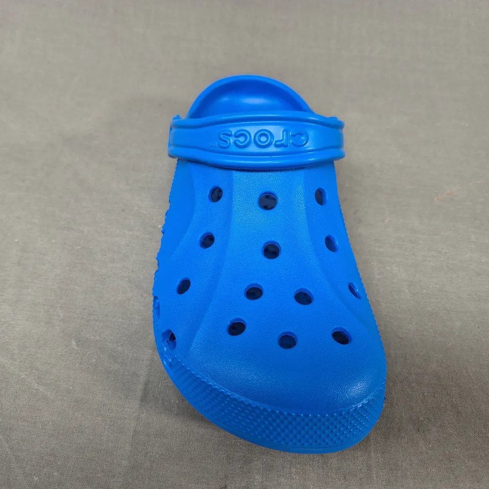 PAIR OF CROCS BAYA CLOGS IN BLUE UK SIZE M6/W7