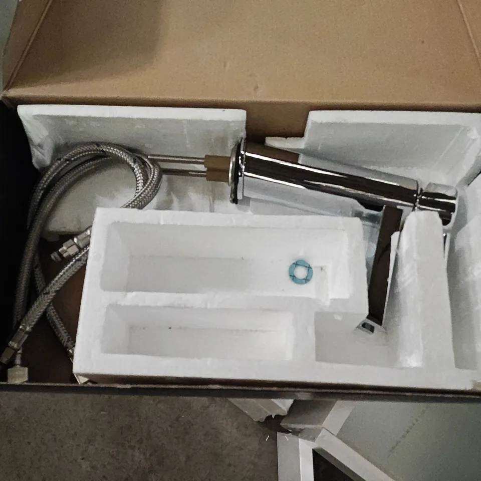 BATHROOM SET IN GLOSS WHITE TO INCLUDE 2-DRAWER BASIN UNIT, WALL UNIT, TOILET, BASIN AND MORE