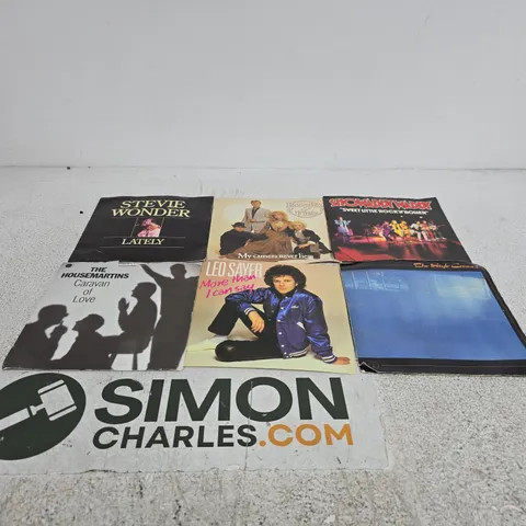 BOX OF APPROXIMATELY 50 ASSORTED VINYL SINGLES TO INCLUDE THE HOUSEMARTINS, LEO SAYER, BUCKS FIZZ, STEVIE WONDER, THE STYLE COUNCIL ETC