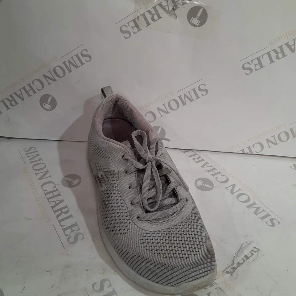 BOXED PAIR OF SKECHERS ARCH FIT TRAINERS IN GREY SIZE 5,5