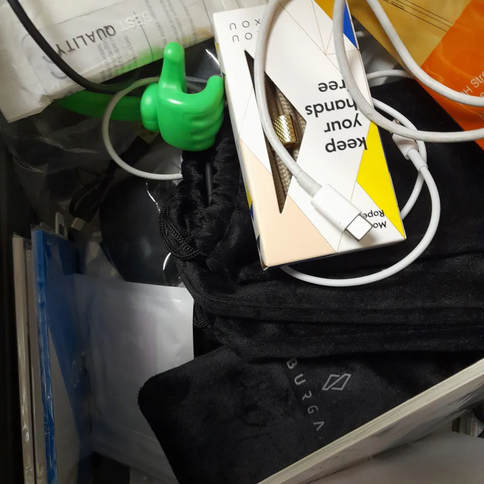 LOT OF APPROX 12 ASSORTED MOBILE/TABLET ACCESSORY ITEMS TO INCLUDE SCREEN PROTECTORS, CASES, EARPHONES, ETC