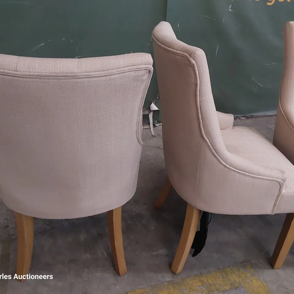 SET OF FOUR BUTTONED BACK UPHOLSTERED DINING CHAIRS NATURAL FABRIC ON NATURAL WOOD LEGS 